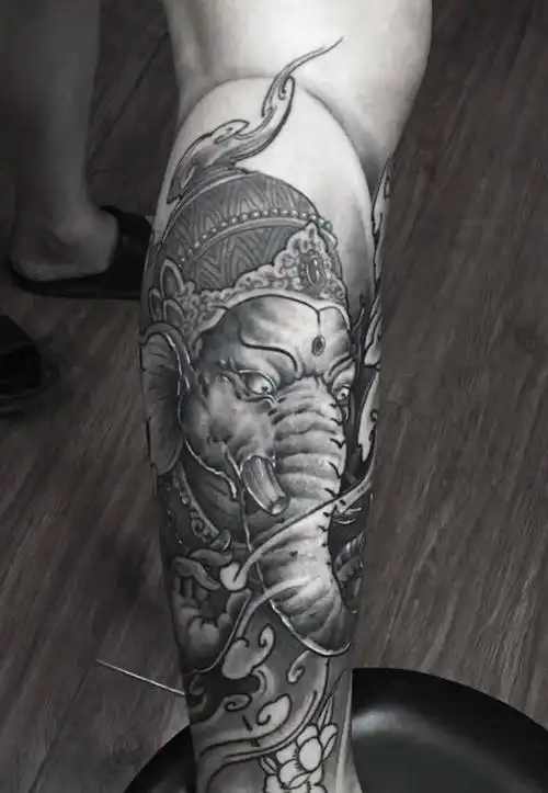 象财神包小腿纹身图片_成品腿部传统纹身图案