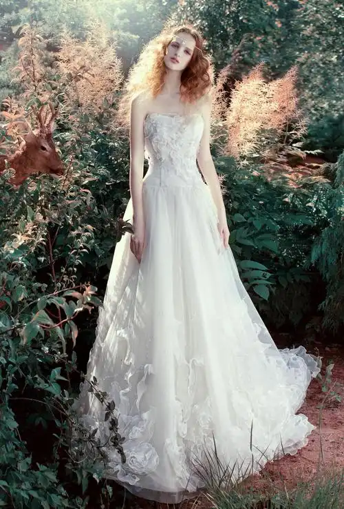 浪漫新娘唯美时尚婚纱迷人写真