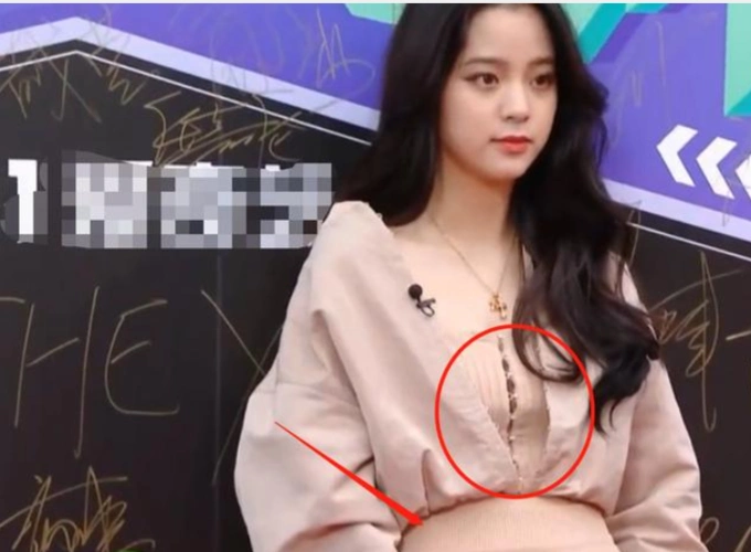 欧阳娜娜性感照公布,紧身上衣撑到开口,网友直呼"这身材发育过猛了吧"