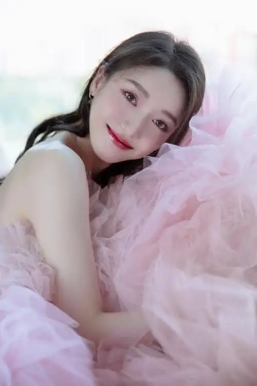 这粉色渐变裙,提裙走上红毯时宛若小公主,不过姜贞羽这是把蛋糕穿在