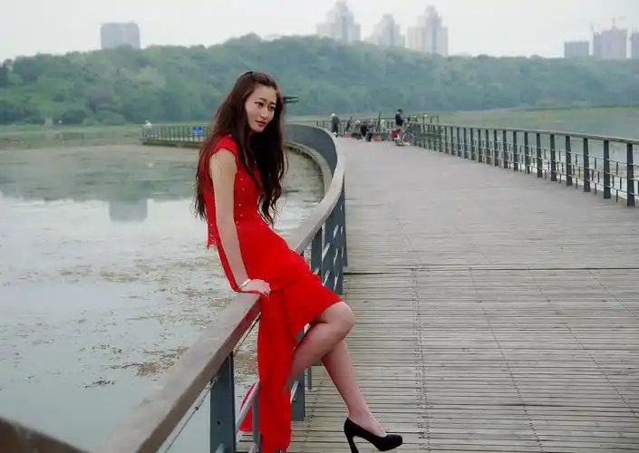 红色美女!105期-蜂鸟网-湖北站-4.22-琴台剧院外拍先交作业一组!