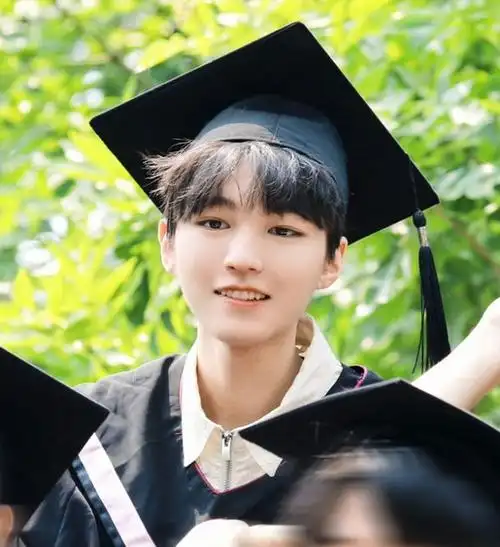王俊凯班级毕业照曝光谁注意他的站位是个懂分寸的孩子