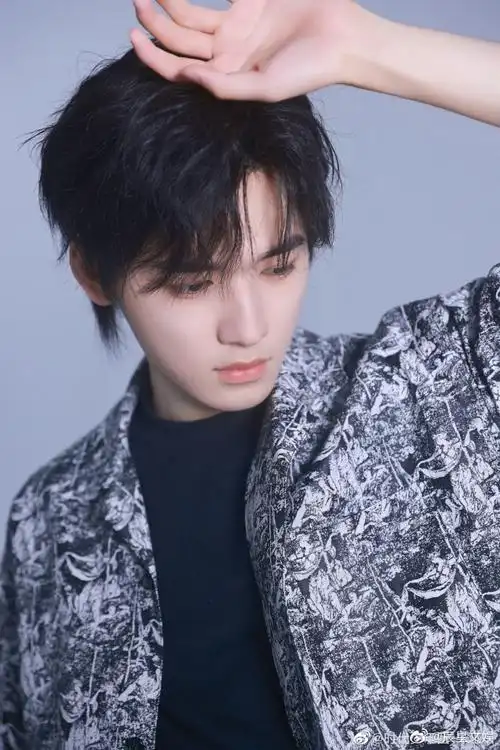 宋亚轩分享图片儿##宋亚轩拽领口