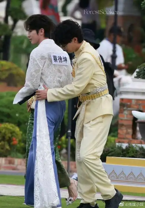 蔡徐坤,范丞丞的同框路透来啦!|蔡徐坤|路透|范丞丞_新浪新闻