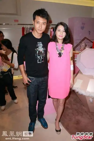 42岁洪欣怀胎5月小11岁丈夫贴心伺候图