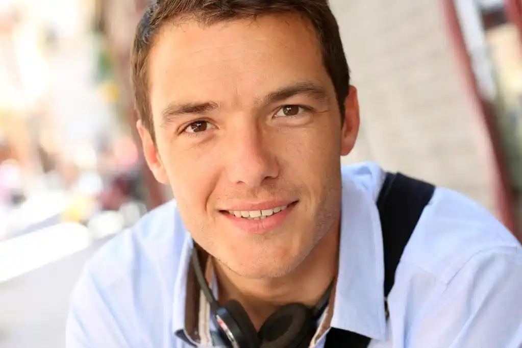 英俊的笑脸人的肖像