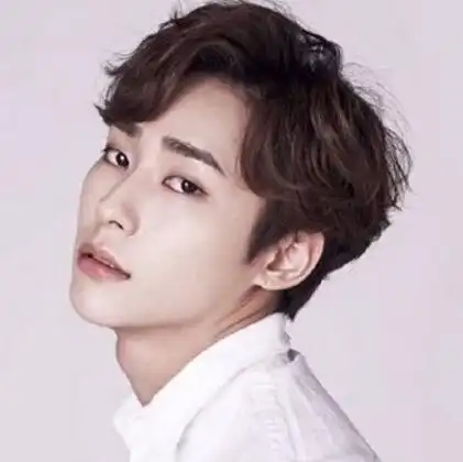 男生三七分偏分斜刘海发型图片帅气又小鲜肉十足