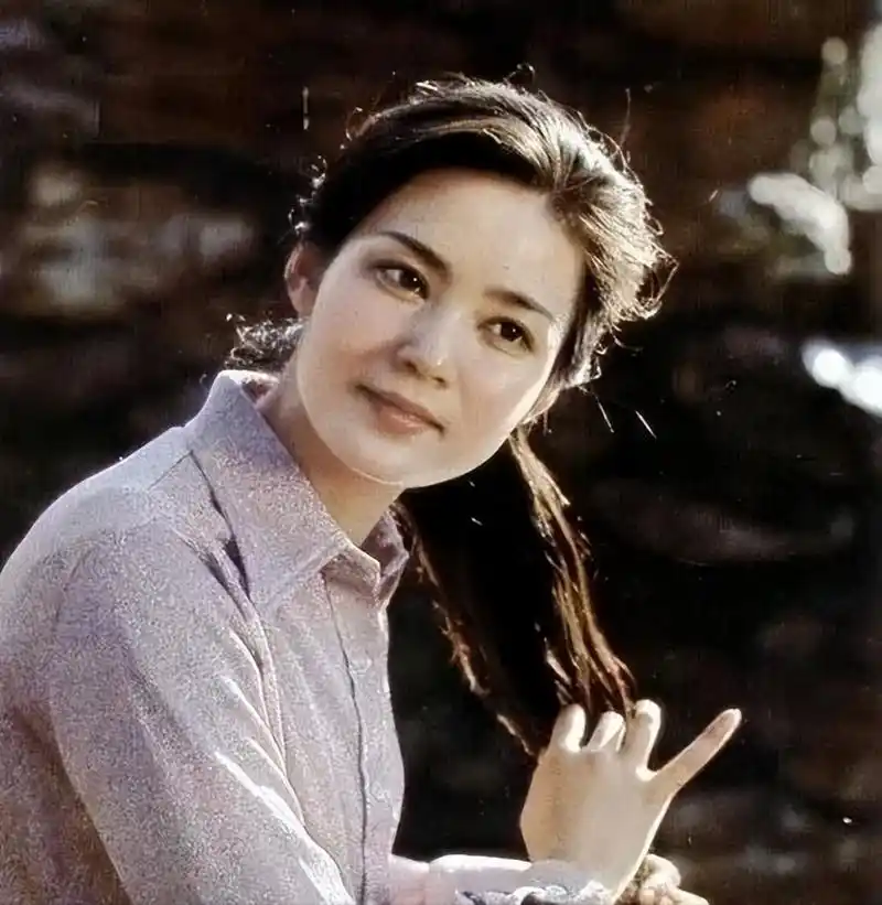 演员潘虹:离婚37年孤身一人,一生无子女,60岁以后她有了烦心事