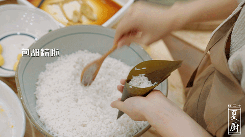 做香囊,挂艾草,包粽子,这个女子的端午很还原