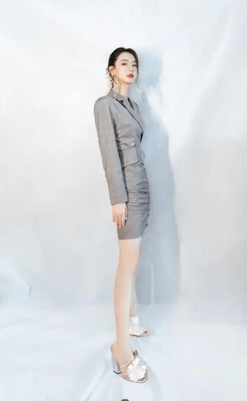 全身照中的戚薇,紧身的服饰,尽显超好的身材,蚂蚁腰与一双大长腿白到