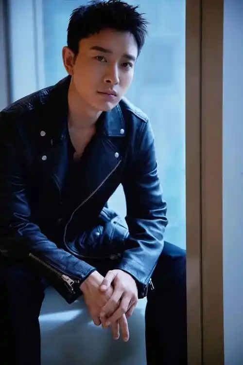 脱口秀专场》造型写真公开 黑衣帅哥若有所思_贾乃亮_写真_黑衣