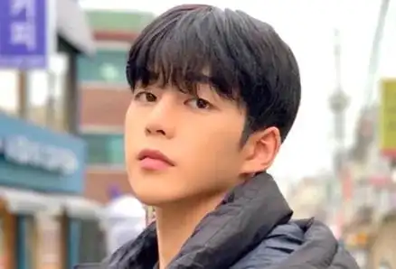 碎盖不烫是两侧较短,前侧较长的一款发型.