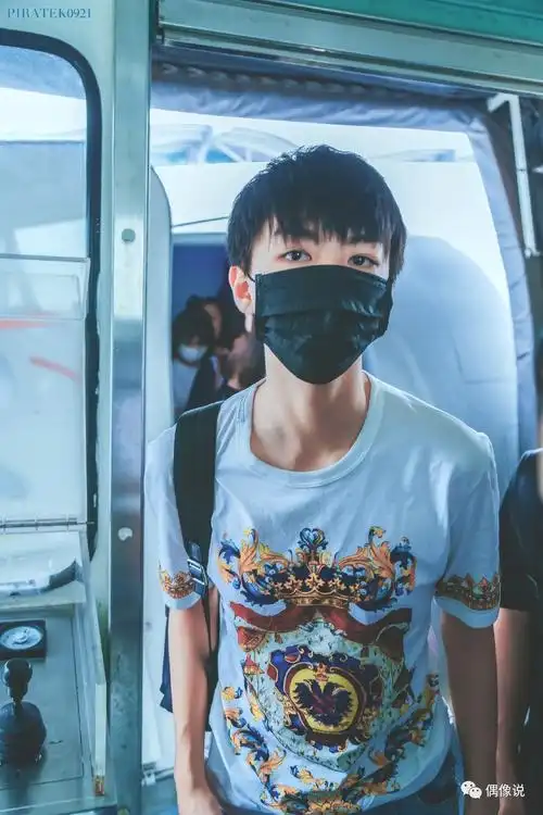 王俊凯锅盖头发型回归不再露眉定型只是很疲惫