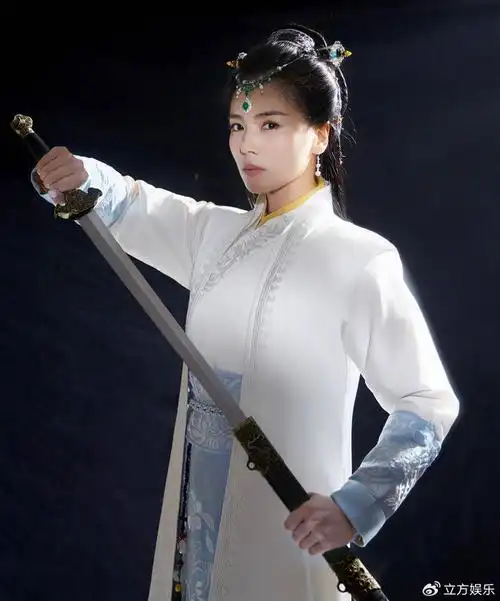 刘涛再现《琅琊榜》霓凰造型 手执长剑显侠骨风范|琅琊榜|长剑|刘涛