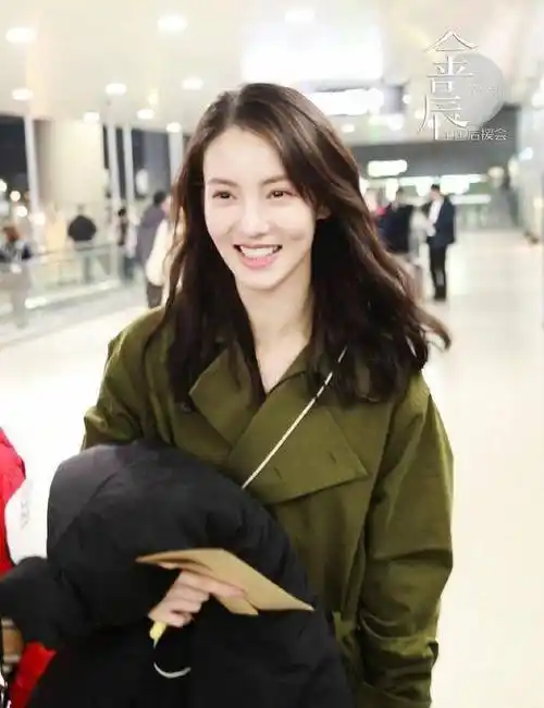 金晨刚和董又霖分手,又拍到和张超逛街,曾与邓伦恋情也轰轰烈烈_明星