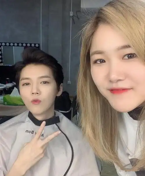 化妆师晒出与鹿晗合照, 面容太过精细, 网友: 确定不是生错性别?