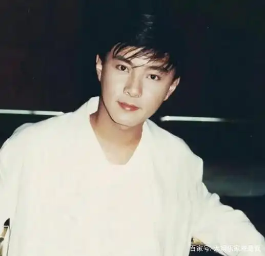 谁年轻的时候还不是个小鲜肉?沙溢不算啥,他才是一眼万年呀!