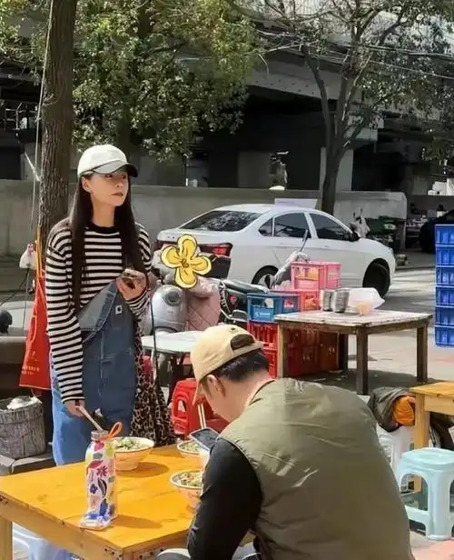 杜海涛陪妻拍戏中年装扮不便宜与少女般梦辰成鲜明对比