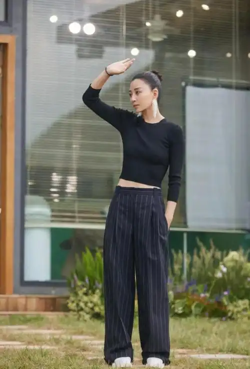 殷桃美得很真实,私服穿搭简简单单,也依旧显气质