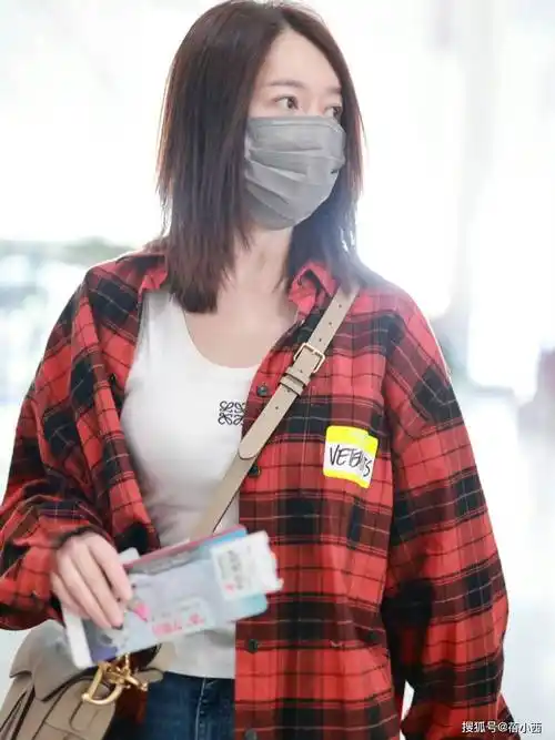 李小冉换了微卷短发减龄10岁穿红卫衣短裤长筒靴美出高度