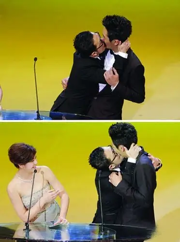 九把刀(左)狂吻柯震东.