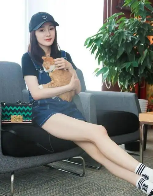 杨幂坐在沙发上玩猫,当她伸腿出来的那一刻,男生们纷纷看直眼!