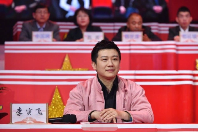 大逗相声社李寅飞,春晚后录长视频解答争议,意外曝光德云社收费问题