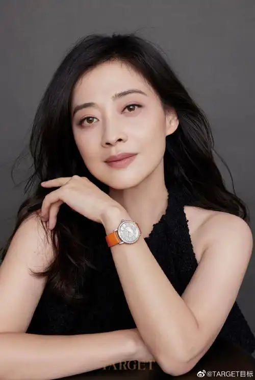 12月《target》杂志封面聚光灯下的梅婷,#独立,浪漫与智慧#时间沉淀了