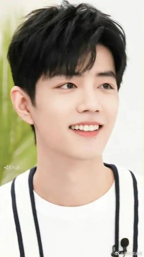 终于理解那些说被肖战笑容治愈,支撑了好久的人了,肖战的笑容真的可以