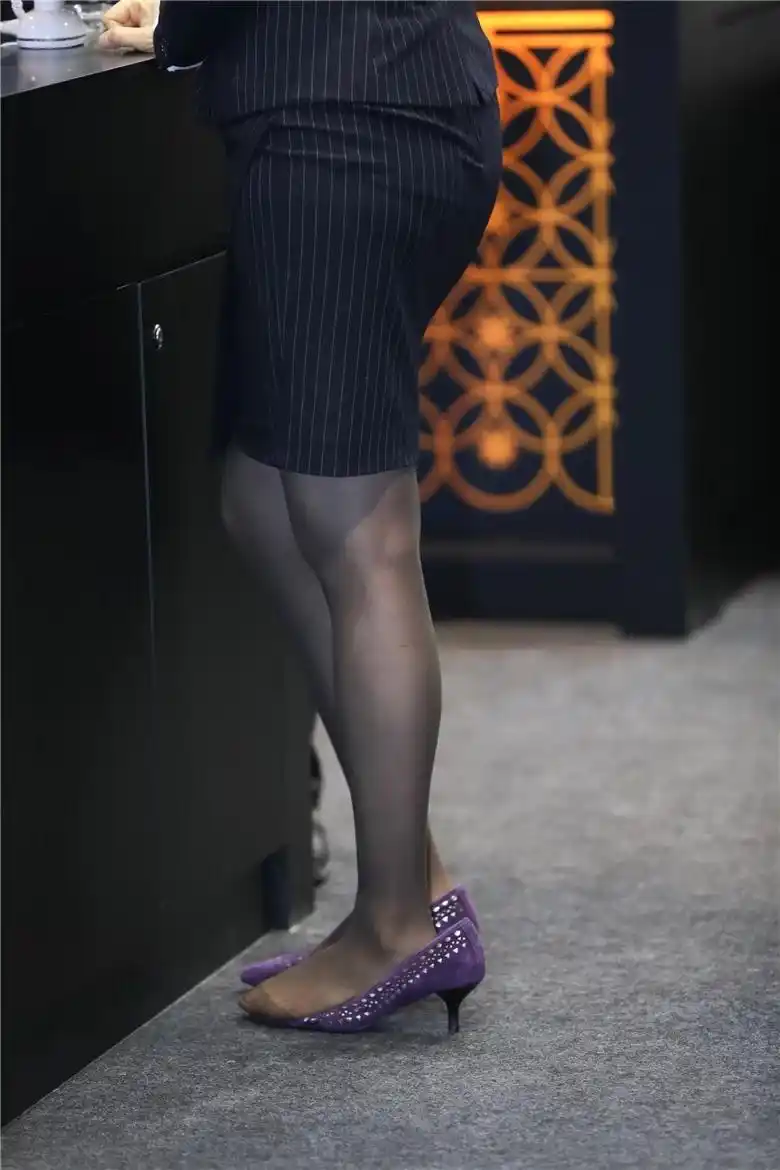 熟女的灰色丝袜,脱鞋晾脚最美瞬间