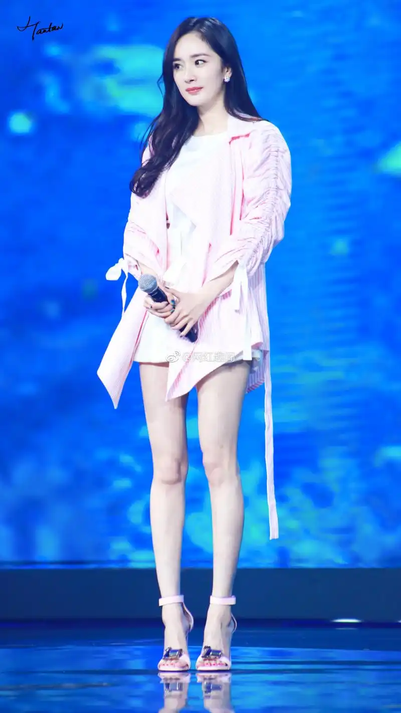 杨幂这腿也太可怕了吧,又长又直的,小腿完全没有一点多余的赘肉.