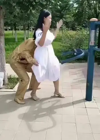 小伙子在公园掀美女的裙子没想到美女裙子里面穿着短裤失望了吧