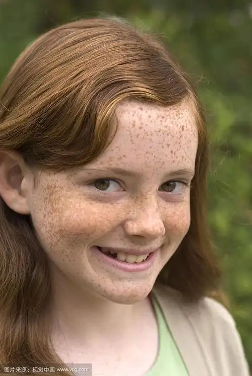 红发雀斑脸女孩,微笑和快乐的青春期前儿童户外