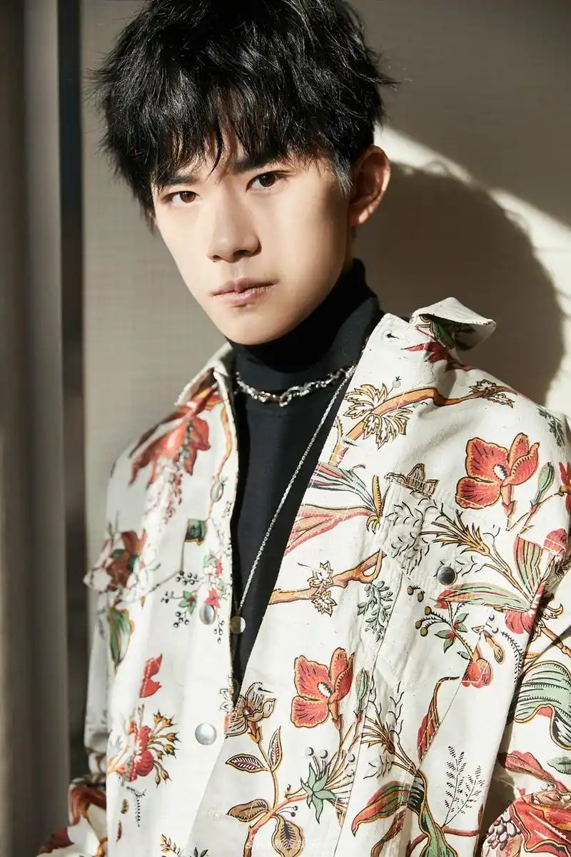 组图:易烊千玺格莱美归来 首次亮相活动显少年绅士风_高清图集_新浪网