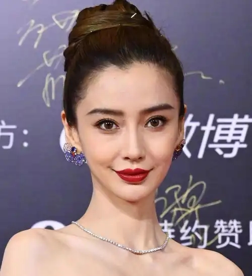 脸型崎岖,颧骨突出,嘴歪,当明星离开精修,缺点全暴露_赵丽颖_眼睛