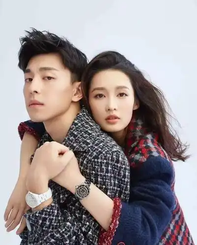 拥有魅惑目光和英俊长相,邓伦在2017年凭借《因为遇见你》,《楚乔传》