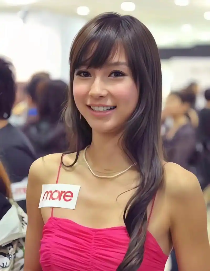 早期的杨颖有点婴儿肥,肤色黑黑丝毫不影响漂亮,早期的微笑唇也没那么