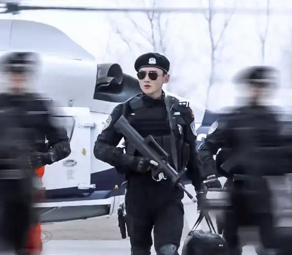 白敬亭特警造型帅惨了,撩衣秀腹肌太撩人,果然没白举铁