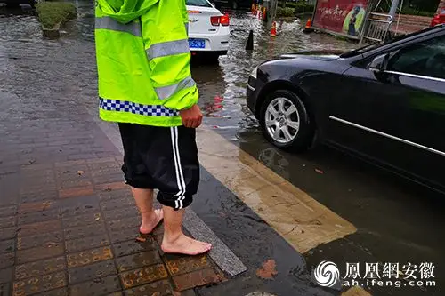 六安暴雨天为赤脚哥点赞