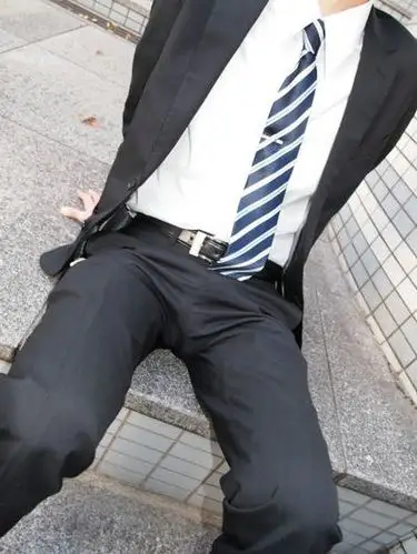 1415-又见西裤门:腰带的皮革和金属,裤门的线条和昂然,裤料的贴切与