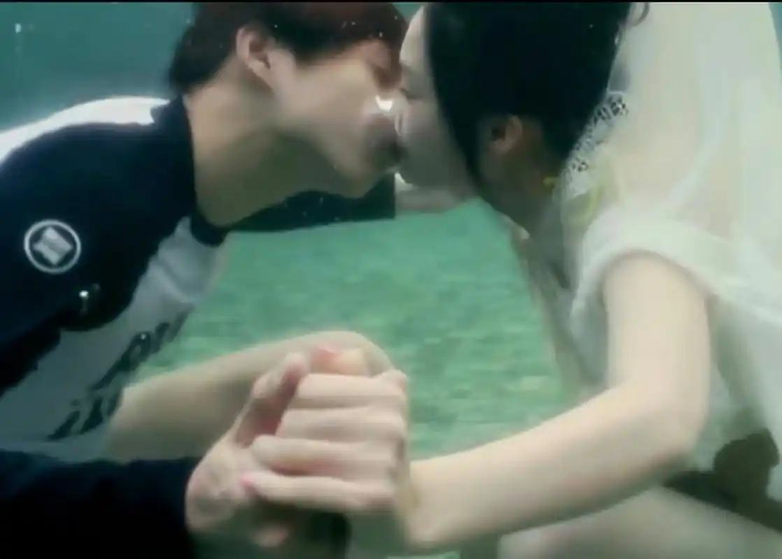 魏大勋李沁上过恋综,还在水中接吻,李沁给魏大勋吹头发,帮魏大勋追星