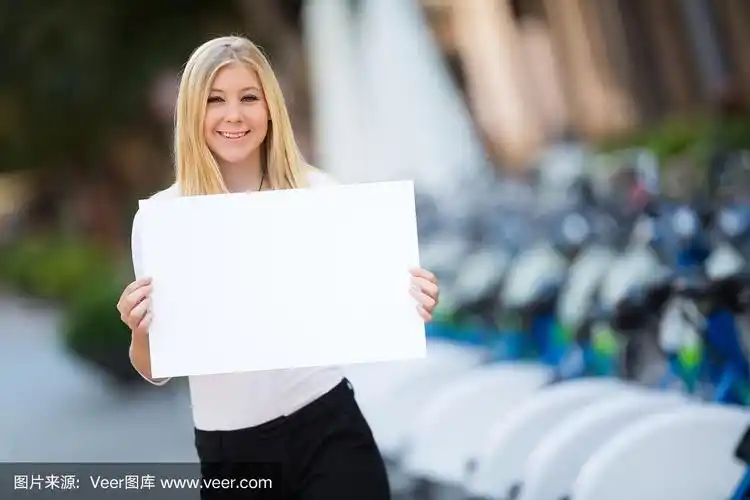 在街上举着白色的牌子