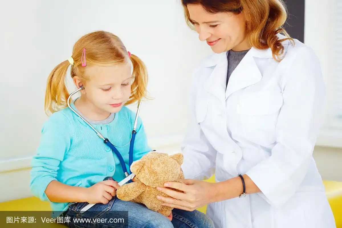小儿科医生给小女孩做检查.