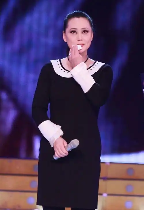 虽然是60后,可是大宋佳的气质真不像老年人,穿戴都挺贵气的