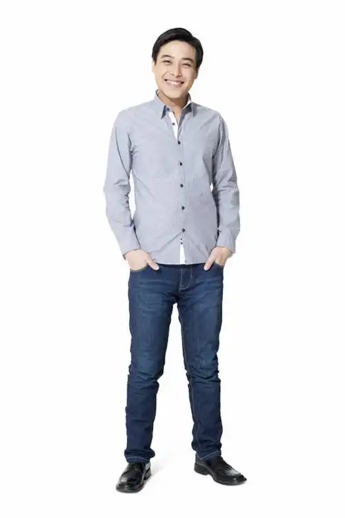 青年男子全身像