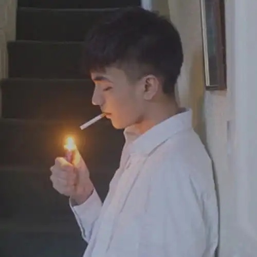 靠墙点烟