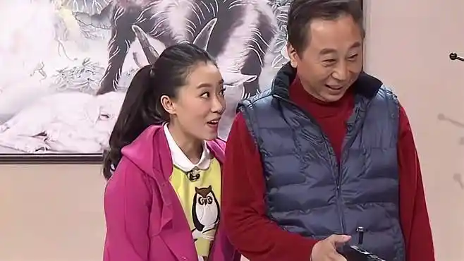 冯巩小品《小棉袄》片段,搭档喜剧女神张小斐演父女,喜感十足-影视综