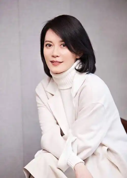 47岁俞飞鸿终于剪对发型了!