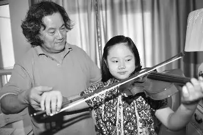 著名指挥家汤沐海指挥和家的合奏