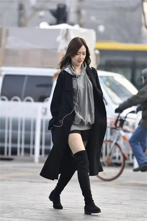 黑色绒面过膝靴搭配呢子大衣靴子要是高跟款式更好看